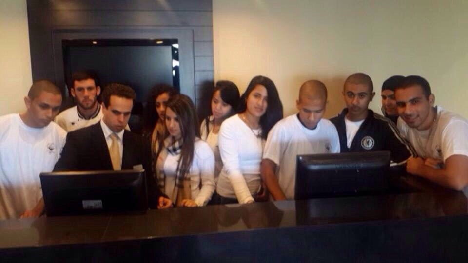 بالصور: طلاب السياحة في المدرسة الثانوية الشاملة يتلقون الارشاد في فندق "دان بانوراما"